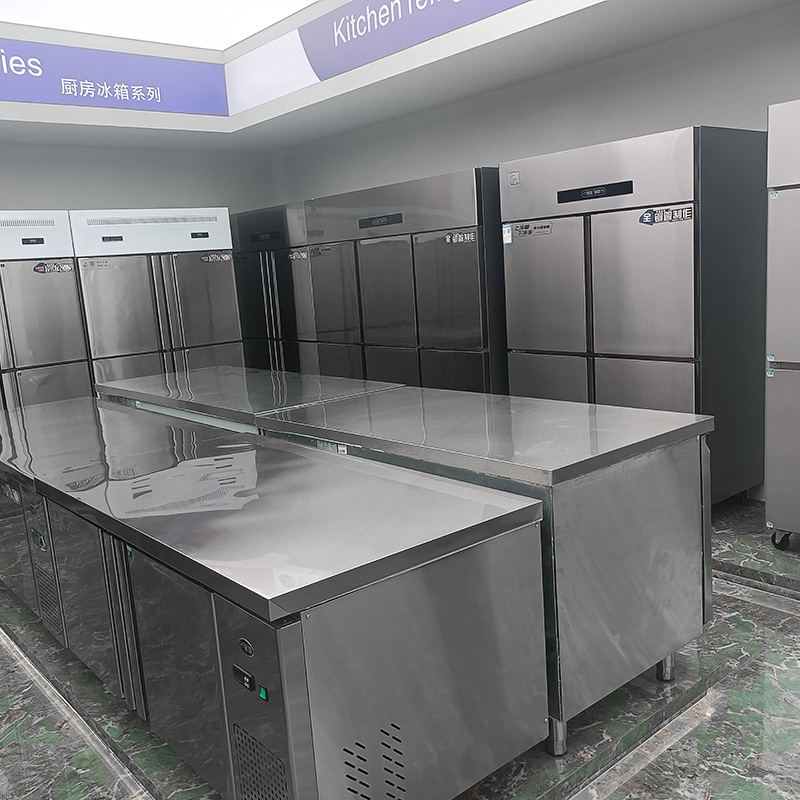 Kaksiovinen ruostumattomasta teräksestä valmistettu keittiöjääkaappi Kaksiovinen ruostumattomasta teräksestä valmistettu keittiöjääkaappi