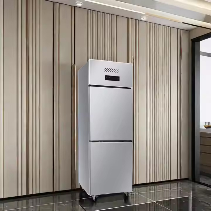 Kaksiovinen ruostumattomasta teräksestä valmistettu keittiöjääkaappi Kaksiovinen ruostumattomasta teräksestä valmistettu keittiöjääkaappi